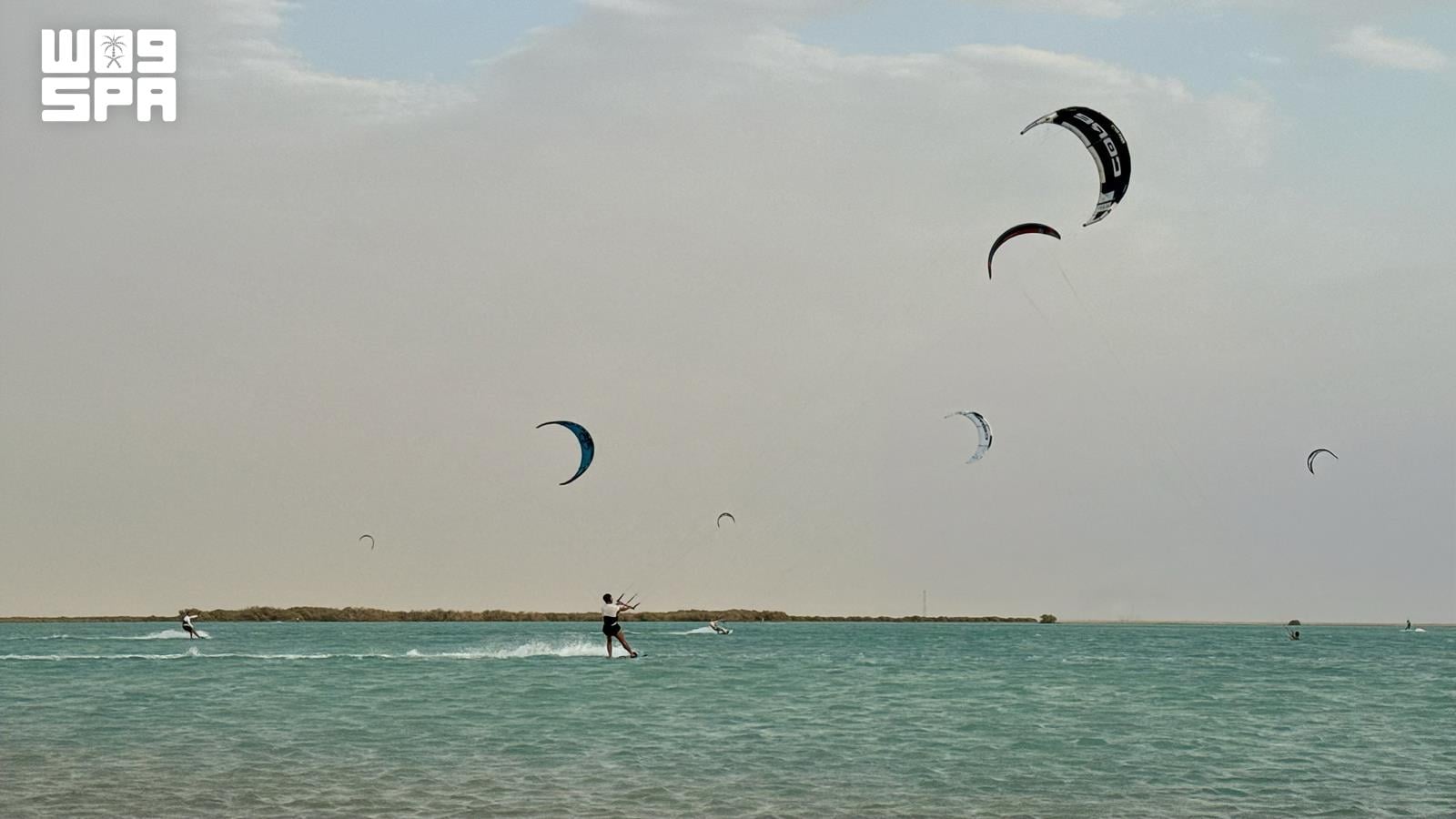 Kitesurfing draws Makkah youth to Al-Shaiba beaches