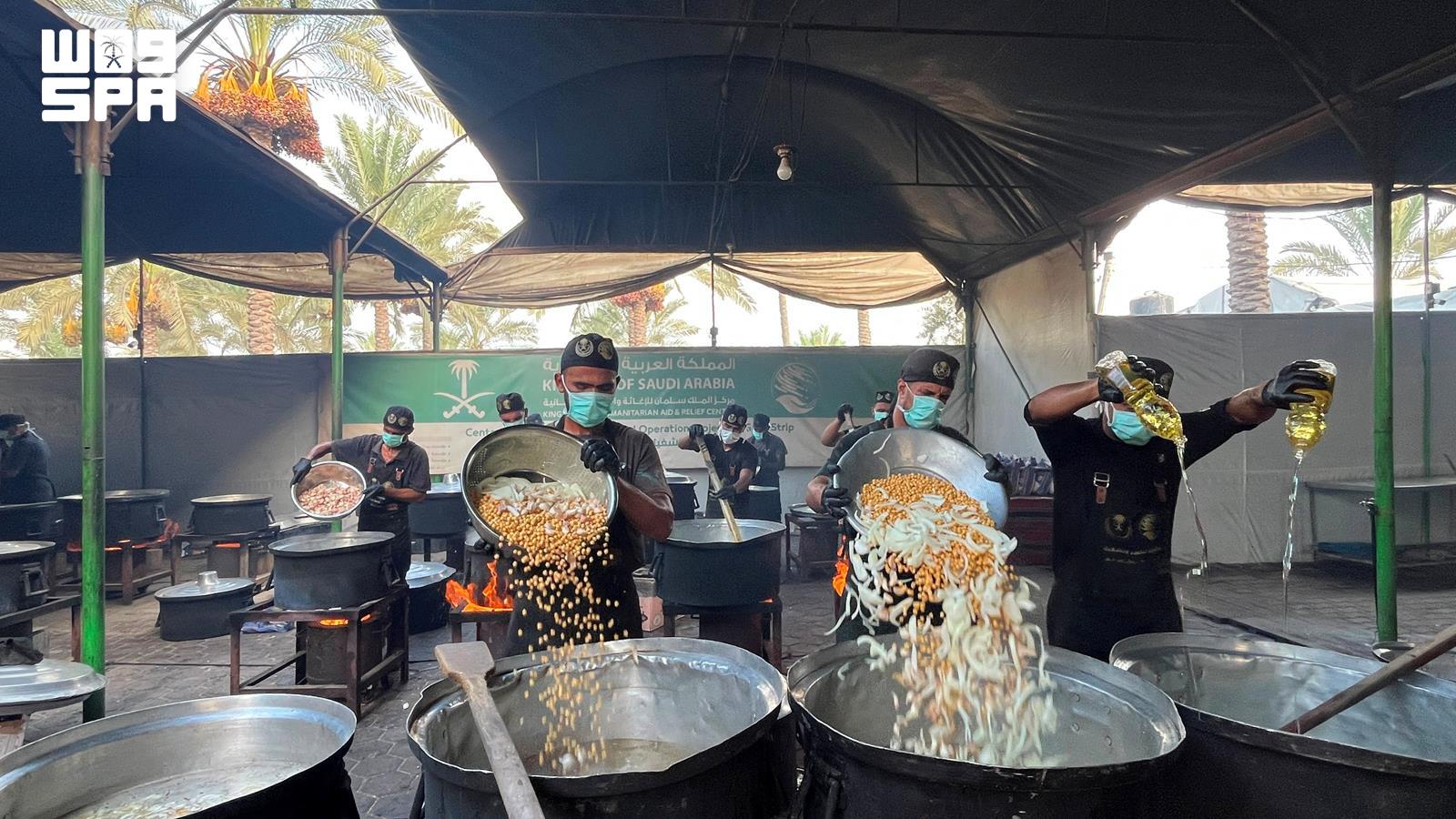 King Salman Humanitarian Center distributes over 24,000 hot meals in Gaza