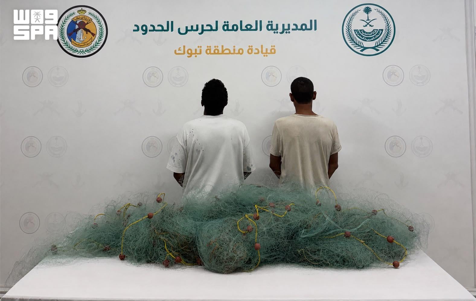 حرس الحدود في تبوك يضبط مواطنين لممارستهما صيد الأسماك دون تصريح