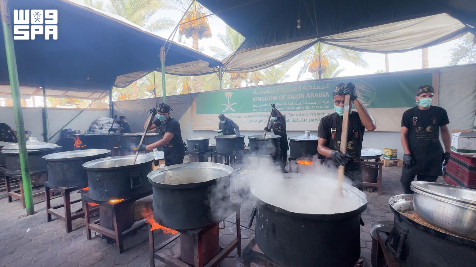 Le Centre King Salman distribue 25 000 repas chauds à Gaza