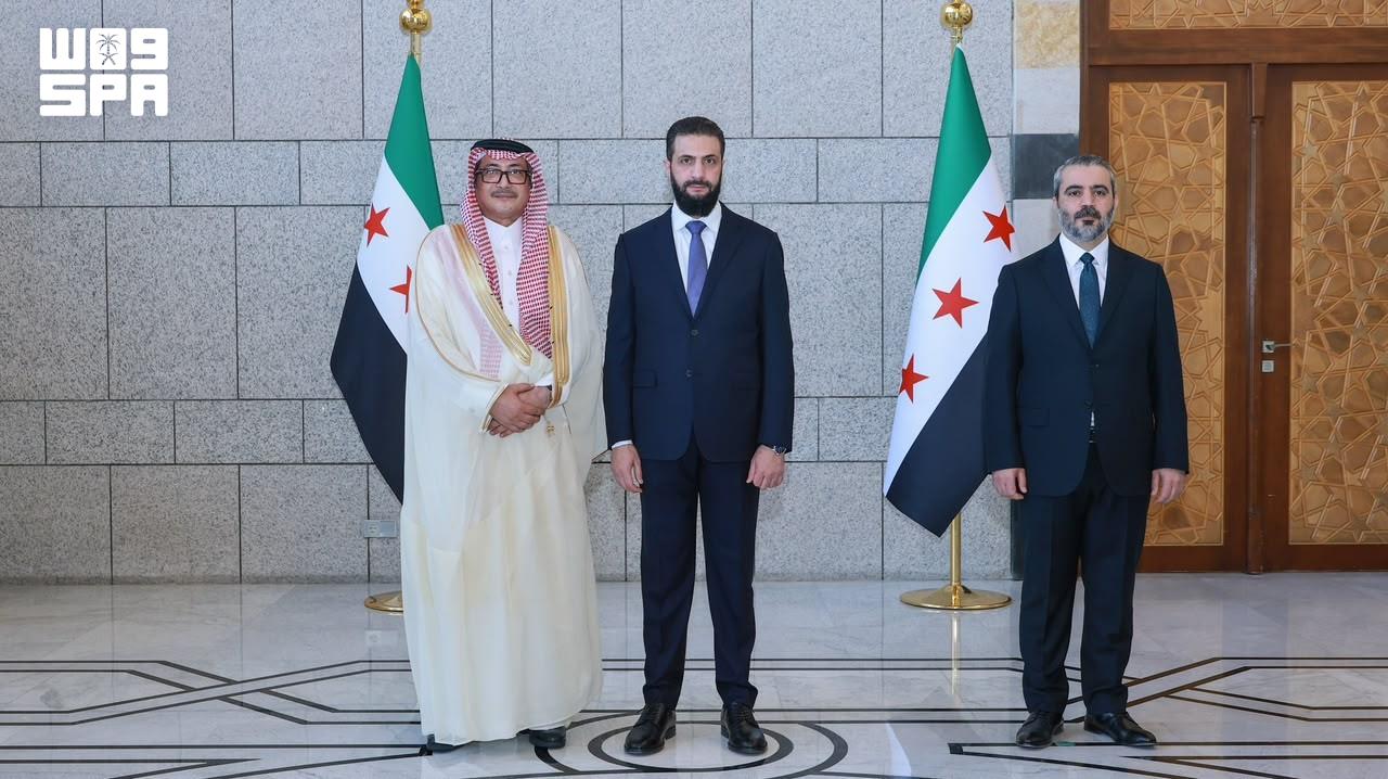 Suudi Arabistan'ın Şam Büyükelçisi, güven mektubunu Ahmed el-Şara'ya sundu