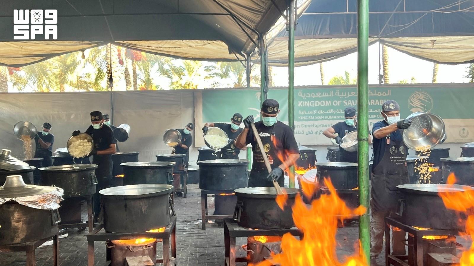 King Salman Humanitarian Center distributes 25,000 hot meals in Gaza