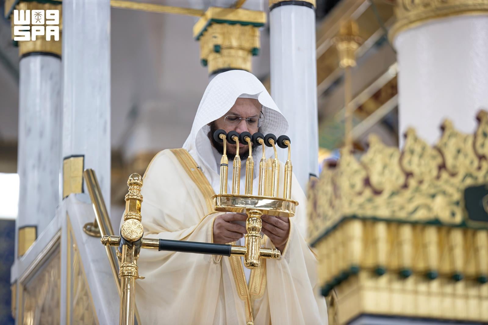 Prophet’s Mosque imam warns against attacks on holy sites, calls them grave crimes