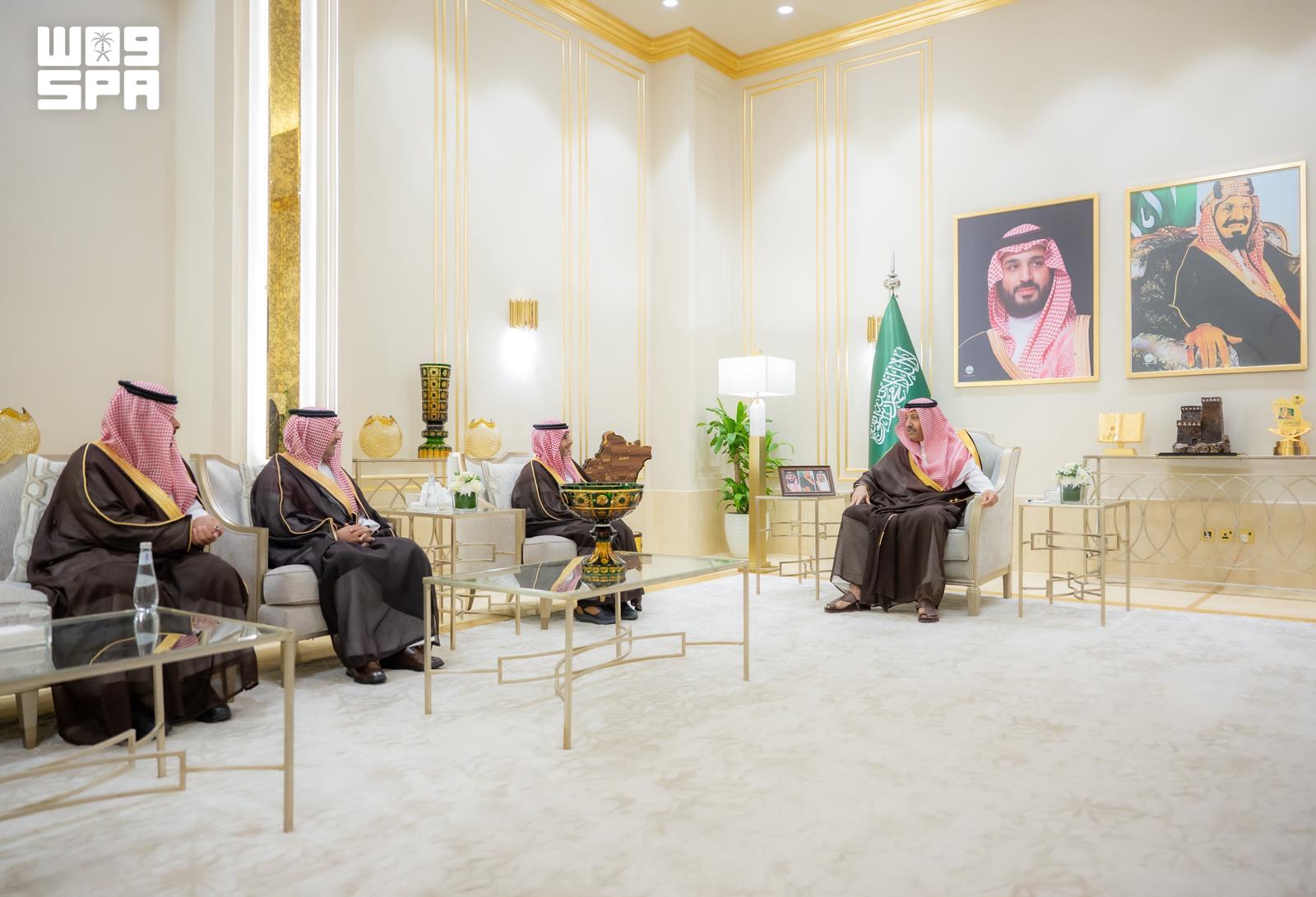 Le prince de la région d'Al-Baha reçoit les nouveaux chefs tribaux