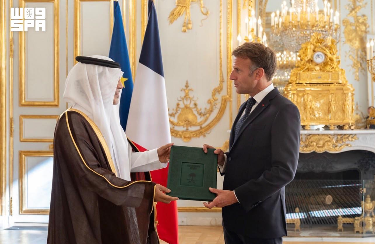 السفير فيصل المجفل يقدّم أوراق اعتماده لرئيس فرنسا في قصر الإليزيه