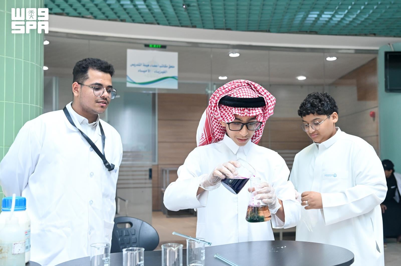جامعہ جازان میں عالمی یوم کیمیا پر سائنسی نمائش
