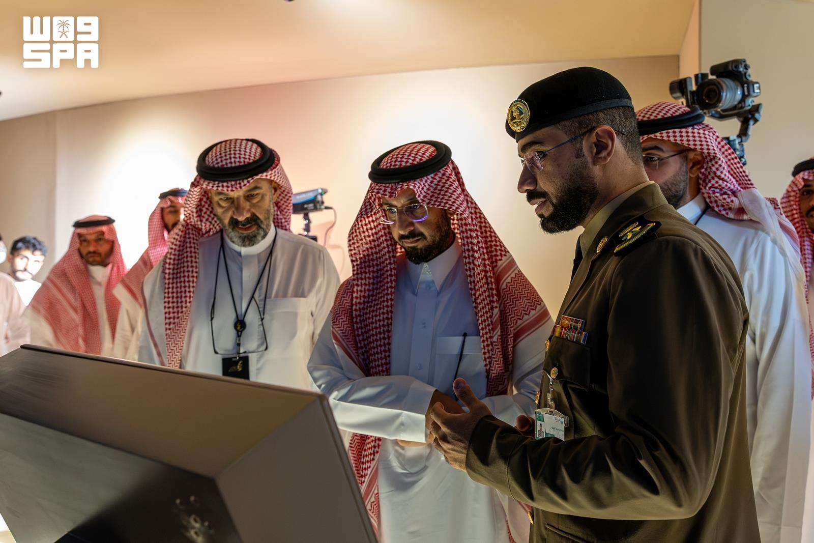 Bupati Al-Kharj Kunjungi Stan Kementerian Dalam Negeri di Pameran Elang dan Perburuan Saudi 2026