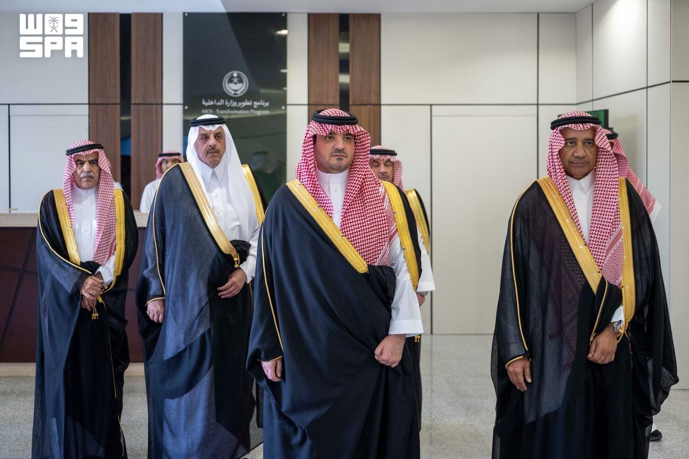 Le prince Abdelaziz ben Saoud prend connaissance des avancées du programme de modernisation du ministère de l’Intérieur
