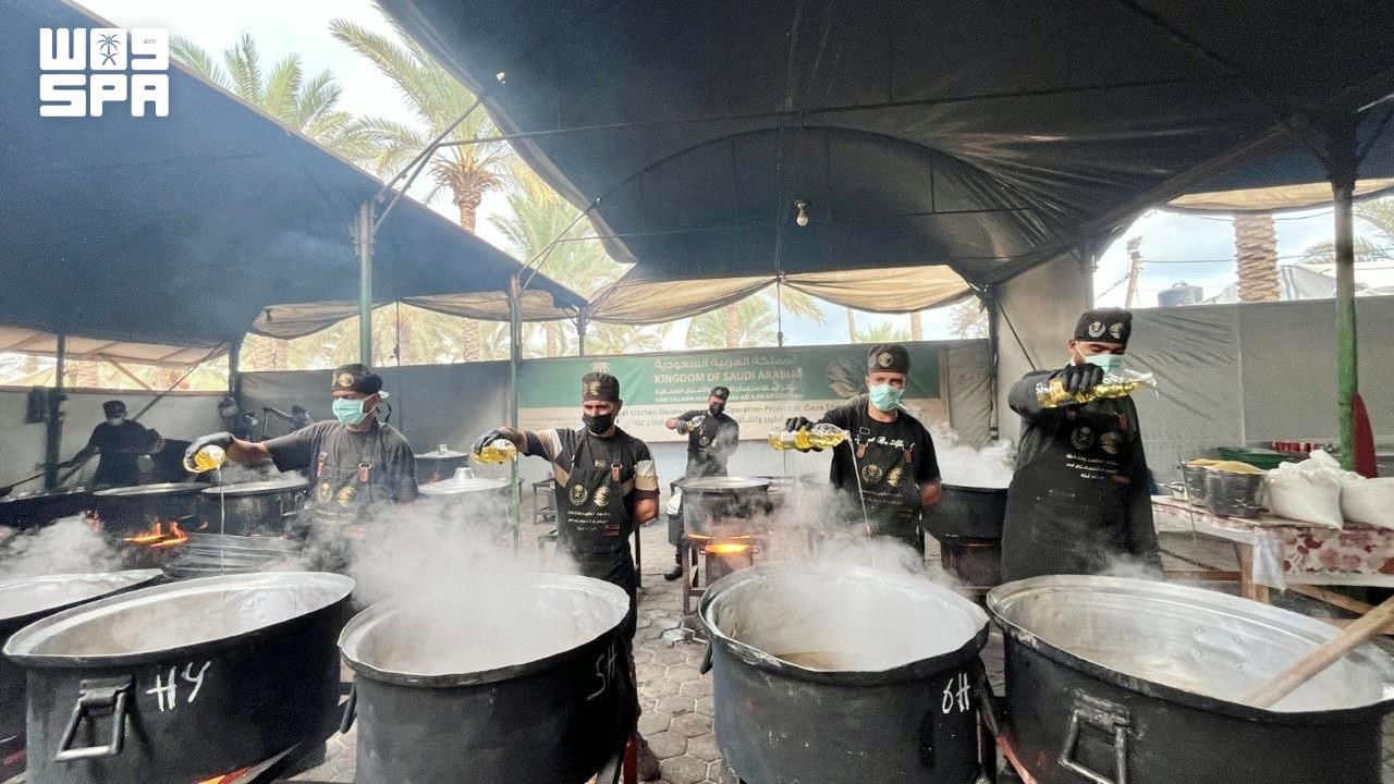 King Salman Humanitarian Center distributes 24,800 meals to families in Gaza