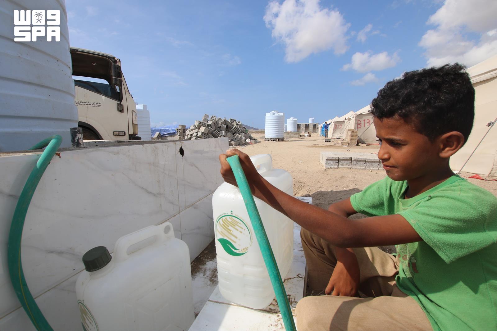 KSrelief supplies drinking water, distributes 300 containers to displaced families in Aden