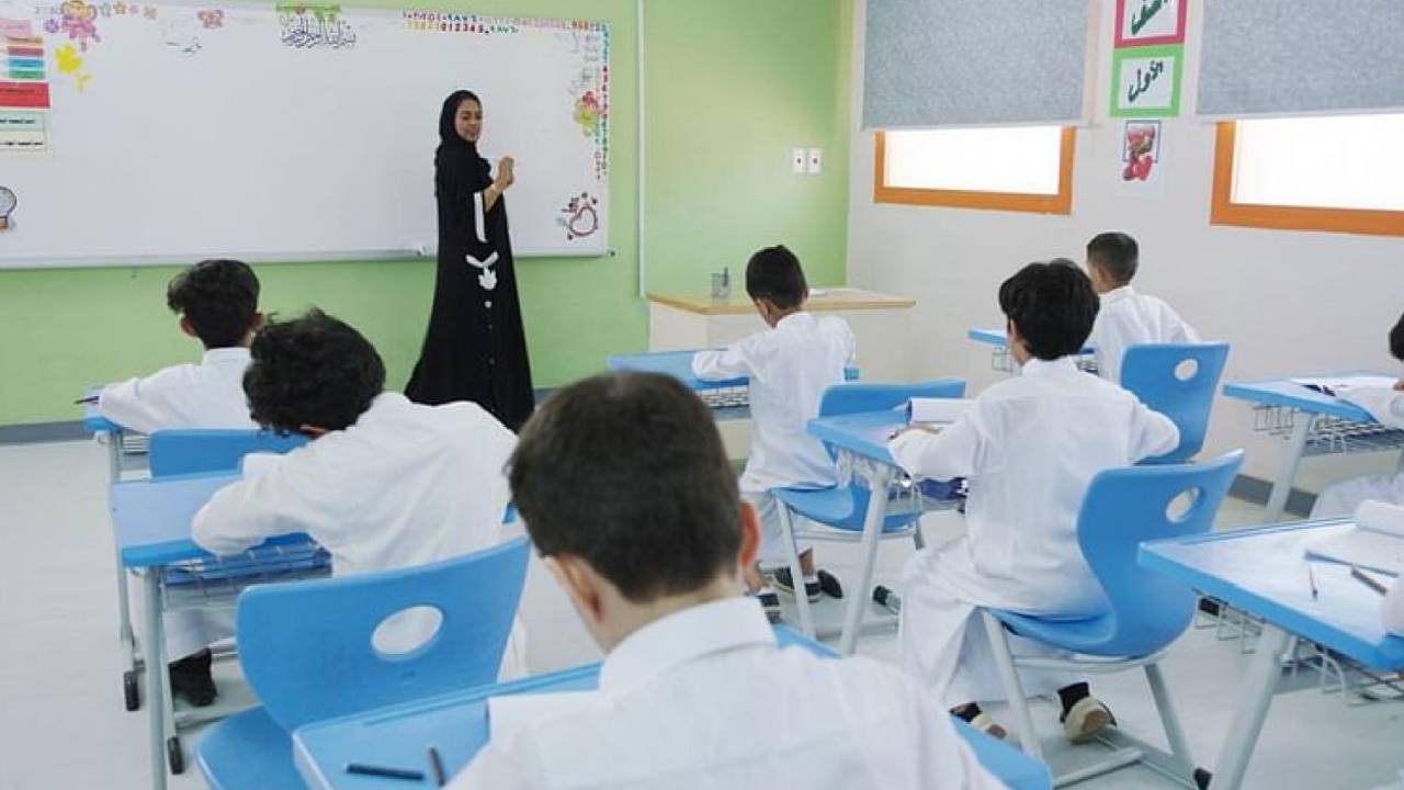 السفير آل جابر يعلق على عودة 253 ألف طالب يمني لمقاعد الدراسة بالسعودية