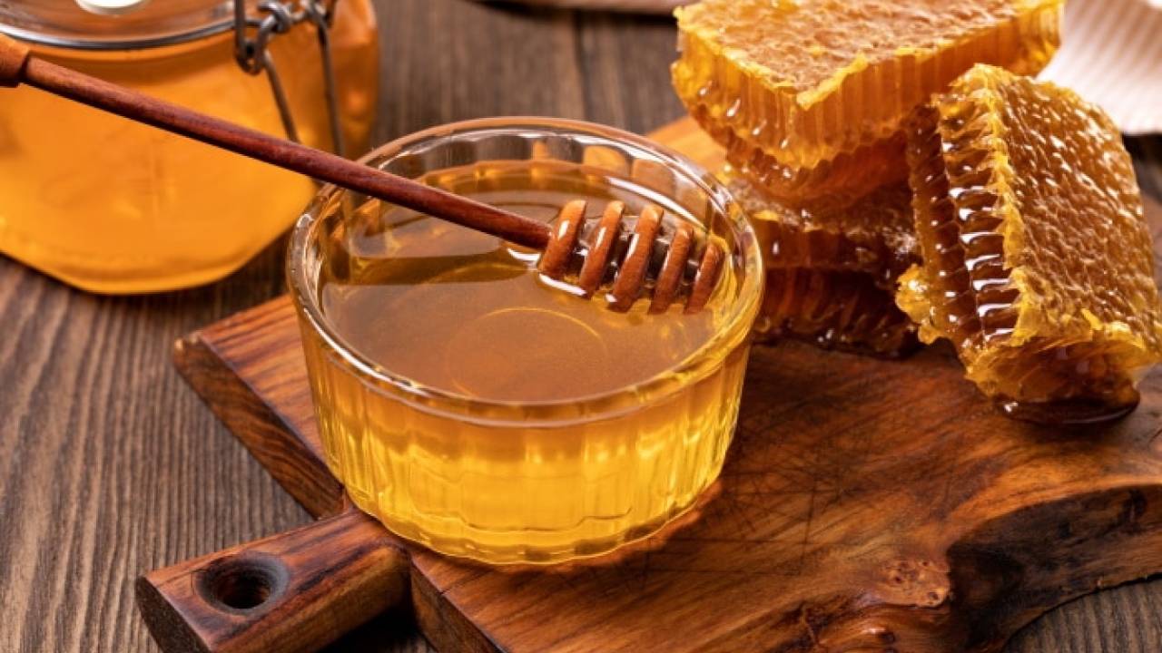 أخصائي يوضح الفرق بين العسل الأصلي والمغشوش