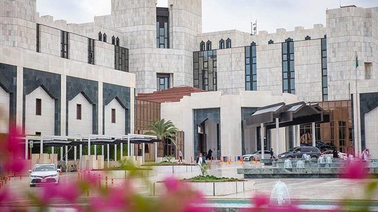 مستشفى الملك خالد التخصصي للعيون يجري عملية لمريضين مصابين بضعف بصري باستخدام العلاج الجيني 
