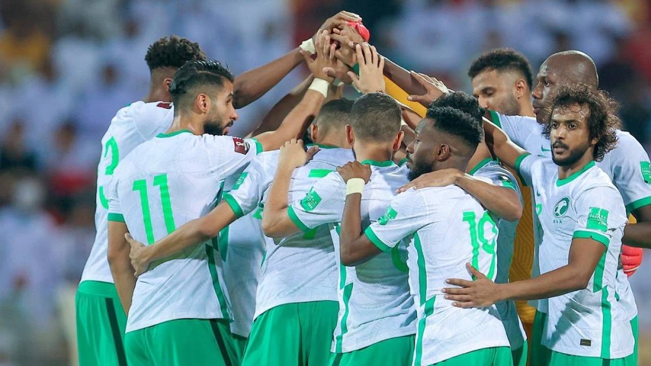 الأخضر وعمان.. تعرَّف على التشكيل المتوقع والقنوات الناقلة
