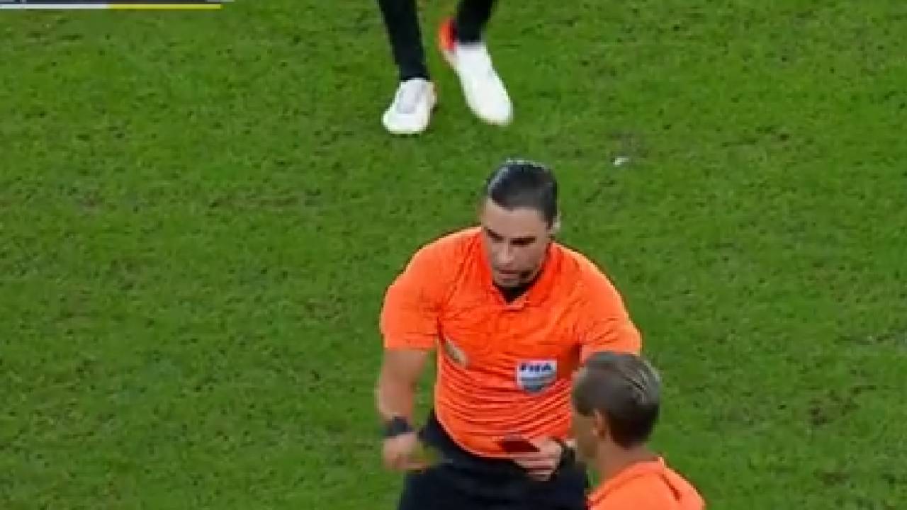 لقطة طريفة.. حكم مباراة الاتحاد والفيصلي يفقد الكروت الصفراء