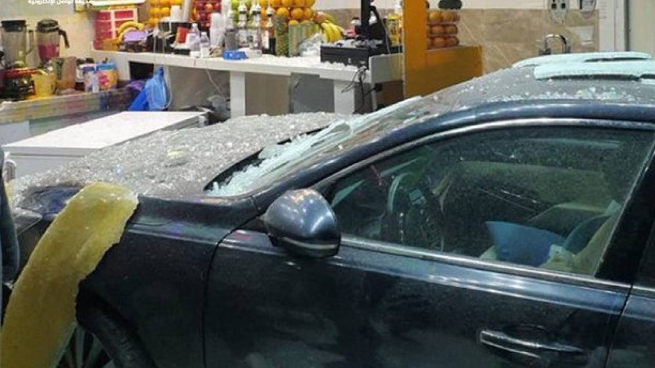 امرأة تقتحم أحد المحلات في جدة بمركبتها