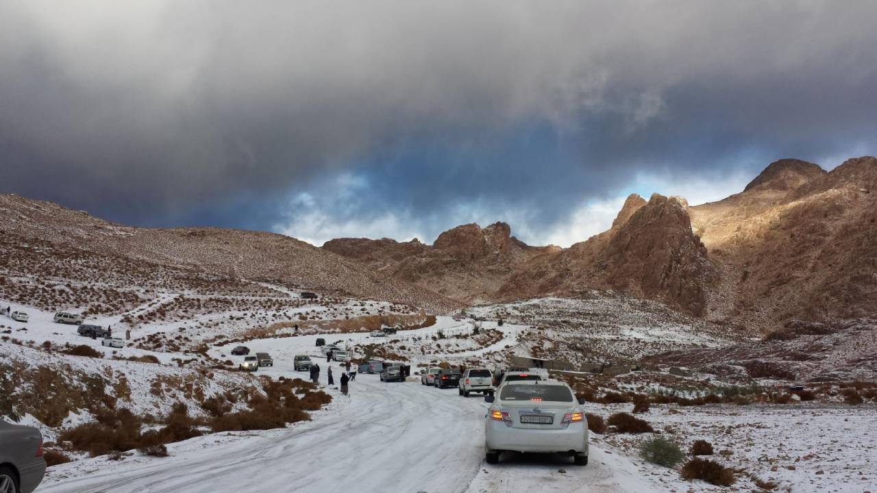 بالفيديو.. الثلوج تكسو جبلي اللوز والورد