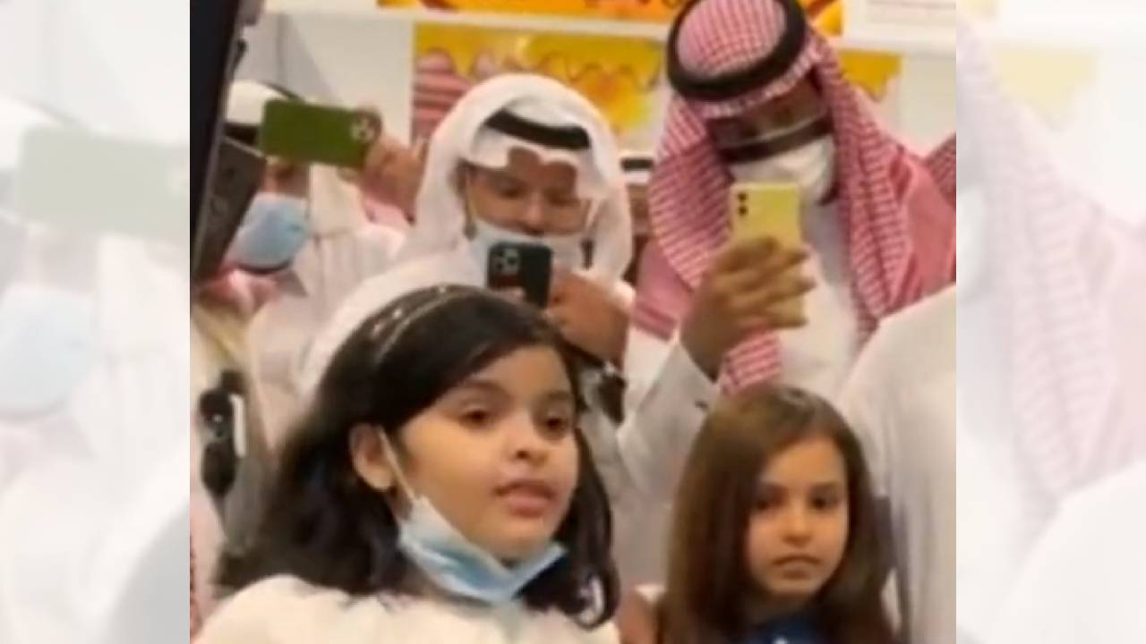 شاهد..  الطفلة «إيلين» تخطف الأنظار في مهرجان العسل.. وأمير جازان يصفها بـ«المبدعة»