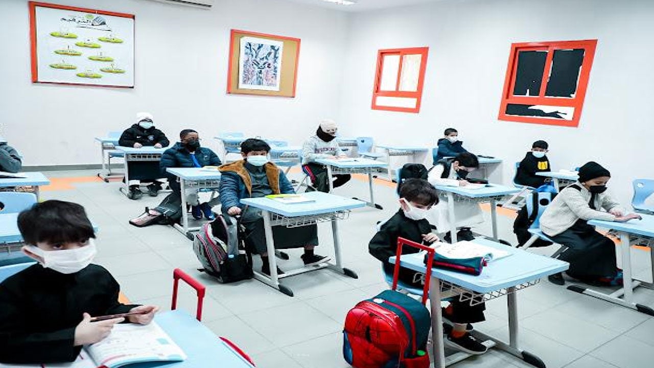 بالصور.. انتظام طلبة الابتدائية ورياض الأطفال حضورياً ..عودتهم حياة ومستقبل وطن