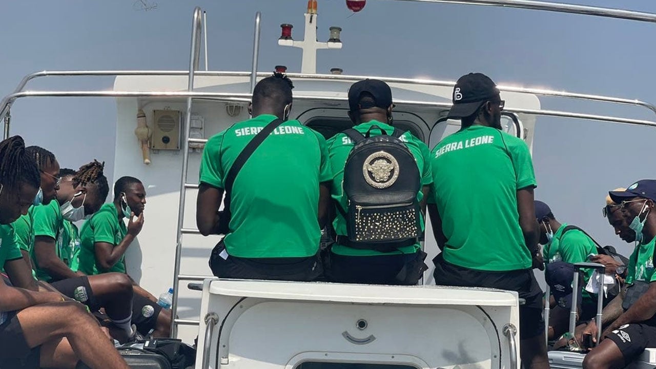 بالفيديو.. مهاجم سيراليون يخطف الأضواء قبل أمم أفريقيا بسبب «زوجته»