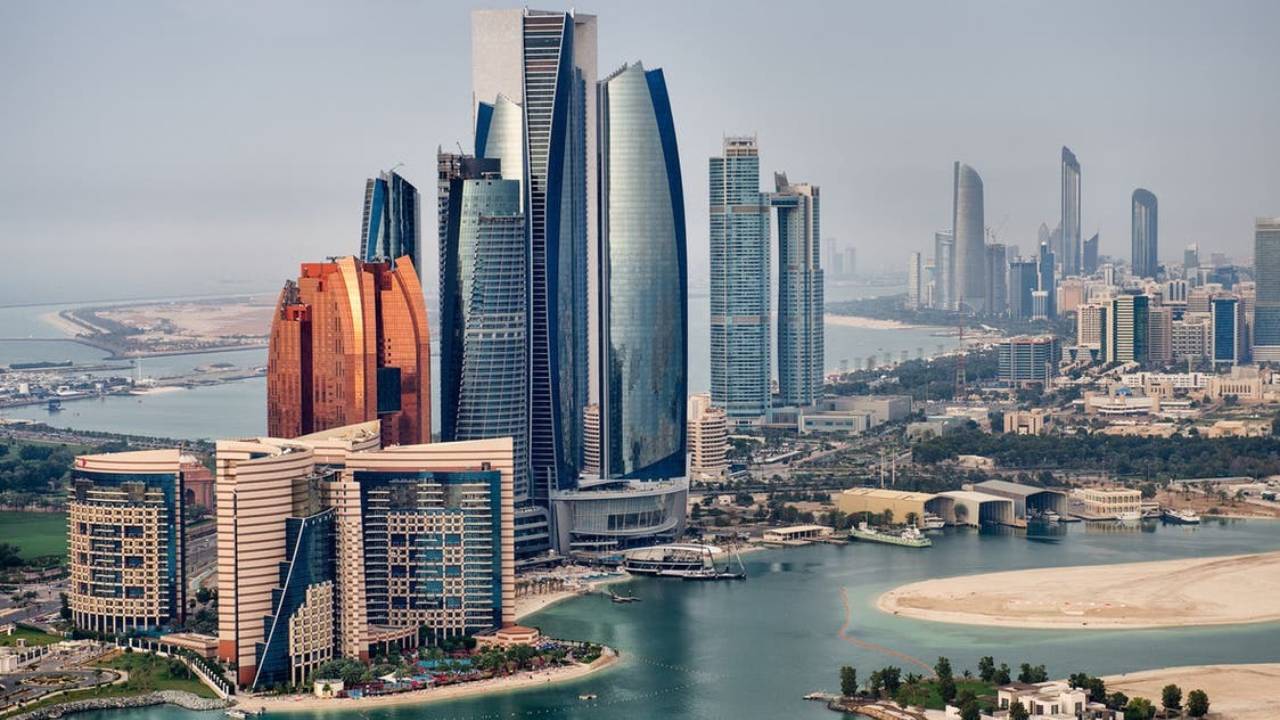مدينة خليجية تمنع دخول غير المطعمين ضد كورونا للمقار الحكومية