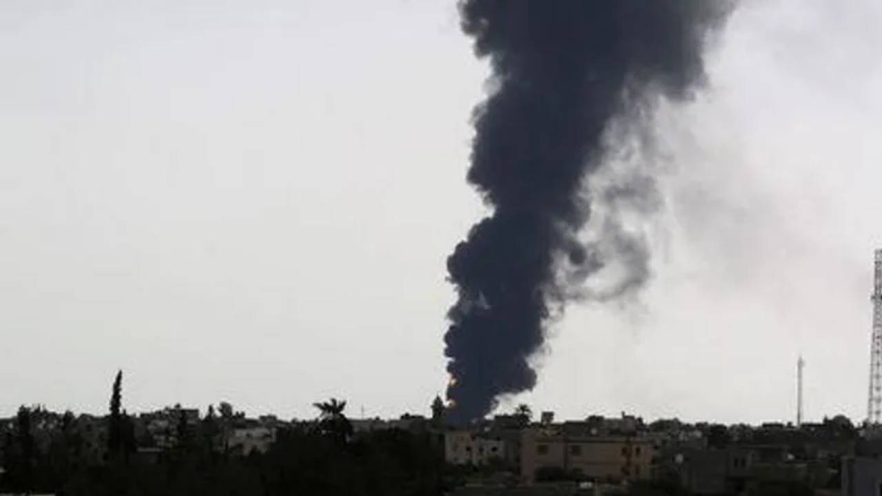 الإمارات.. انفجار 3 صهاريج لنقل الوقود وحريق في منطقة مطار أبوظبي 

