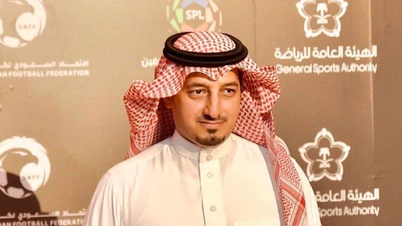 بعد إصابة 3 بكورونا.. «المسحل» يطمئن على بعثة المنتخب العماني قبل مواجهة الأخضر