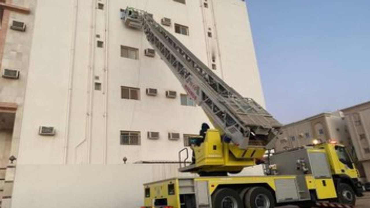 إخلاء 4 نساء من حريق داخل شقة بالمدينة.. والدفاع المدني يباشر الحادث