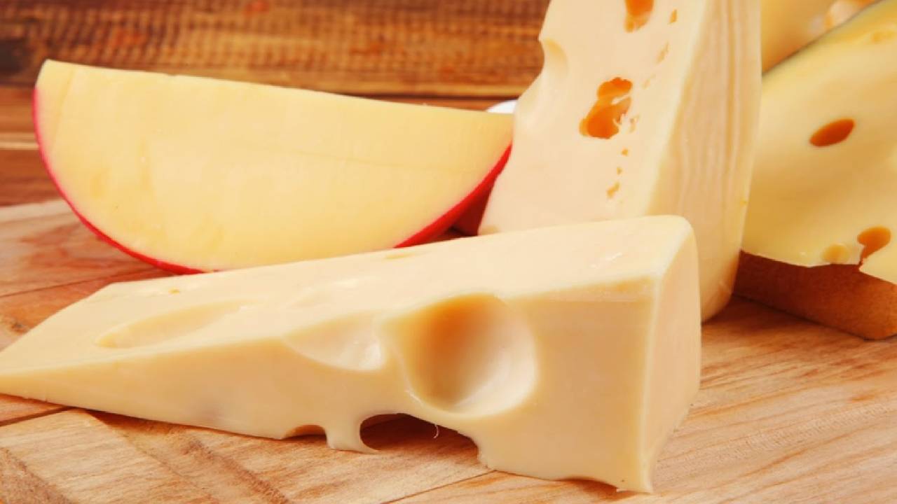 خبير يحذر من تناول الجبن بشكل يومي