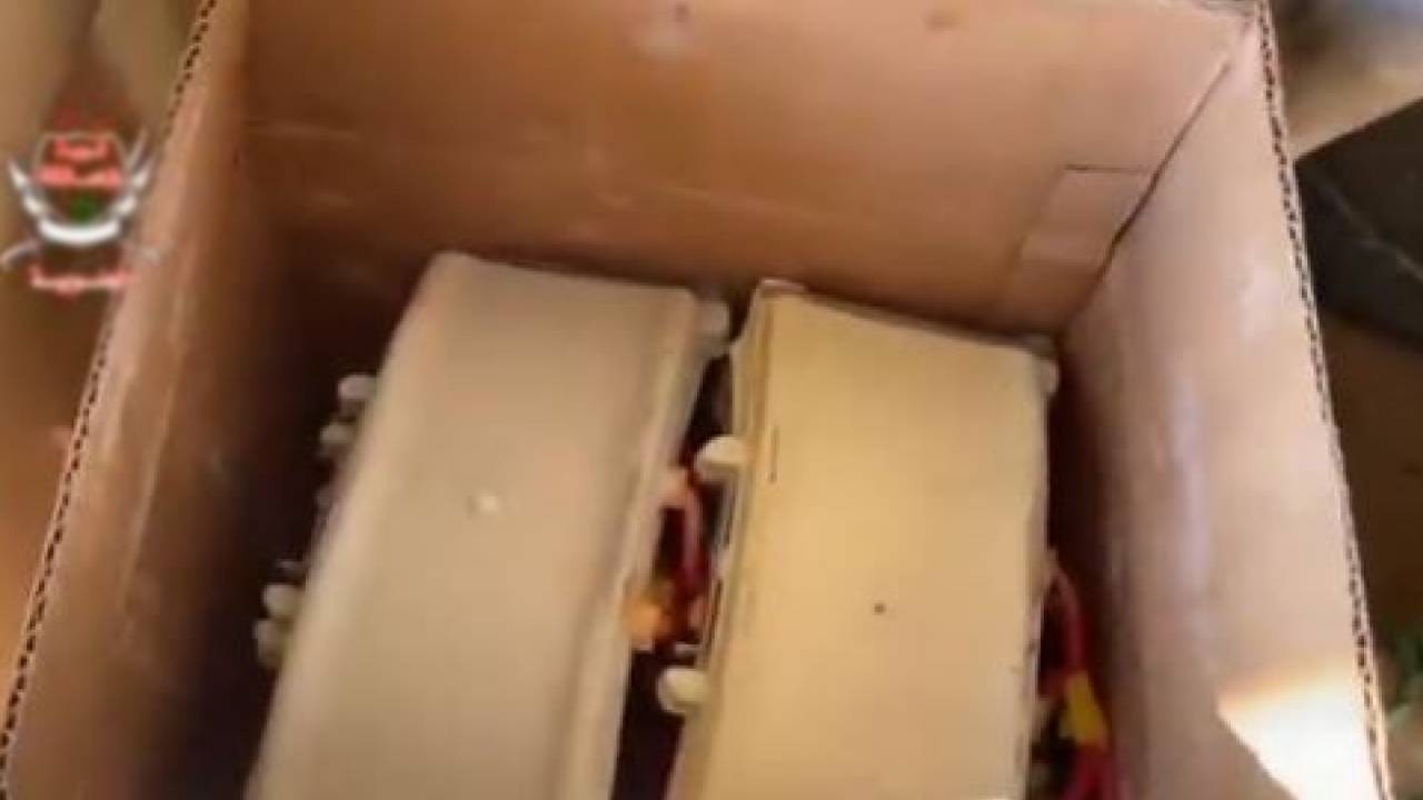 بالفيديو.. العثور على عبوات وألغام تنقلها ميليشيا الحوثي في «كراتين» إغاثية بحريب