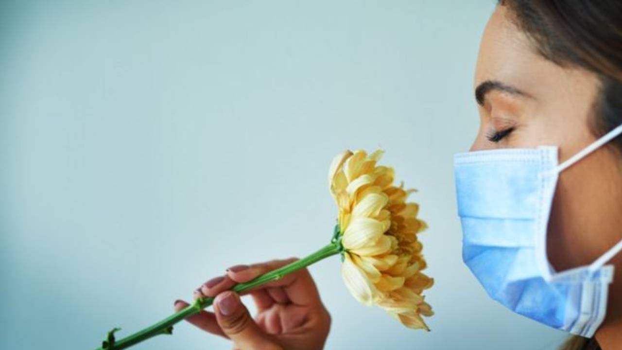 دراسة: فقدان حاسة الشم عند الإصابة بـ«كورونا» مرتبط بتلف في الدماغ

