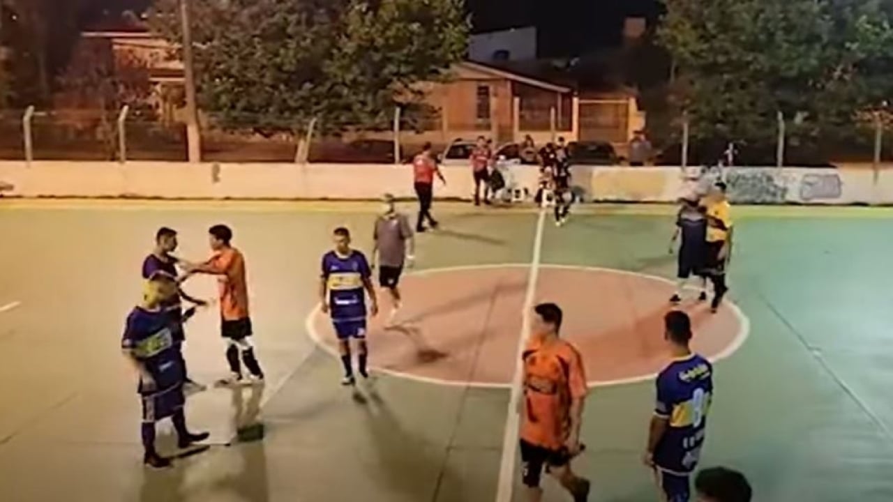 حكم يشهر «مسدسًا» في وجه اللاعبين بالدوري البرازيلي