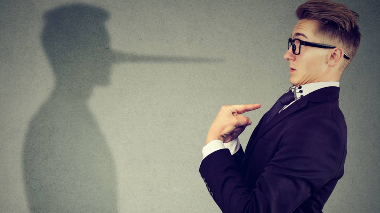 متى يكون الكذب مبررًا؟ .. استشاري نفسي يوضح