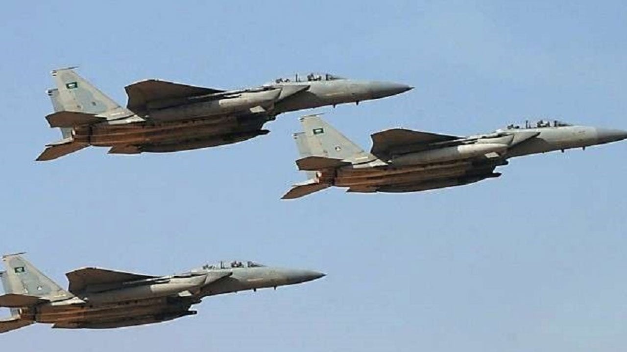 «التحالف»: تدمير مروحية نقلها الحوثيون من مطار صنعاء لجبهة مأرب الجنوبية