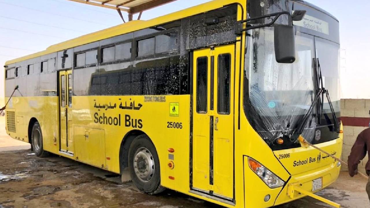 استعدادًا للعودة الحضورية .. تعليم القصيم تواصل تنظيف وتعقيم حافلات النقل المدرسي