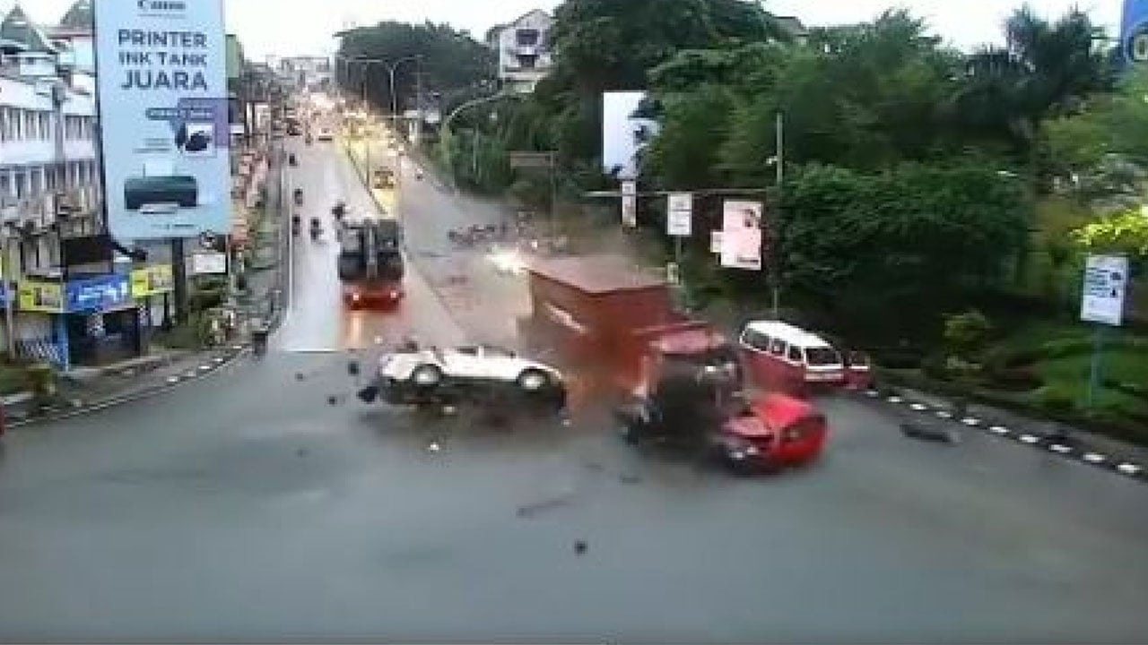بالفيديو.. حادث مروع.. شاحنة تدهس مجموعة مركبات متوقفة في إشارة