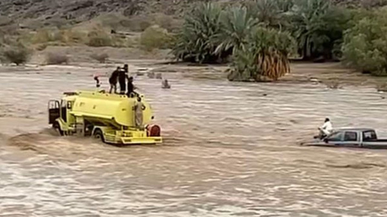 بعد تداول مقطع فيديو.. «مدني مكة» ينقذ 4 أشخاص احتجزوا في واد بقرية البستان 
