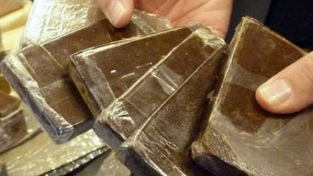 شرطة محافظة القطيف تقبضُ على شخصين لترويجهما مخدر الحشيش 