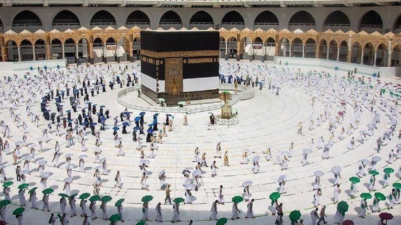بالفيديو.. جموع عظيمة تطوف بالمسجد الحرام فجر الجمعة