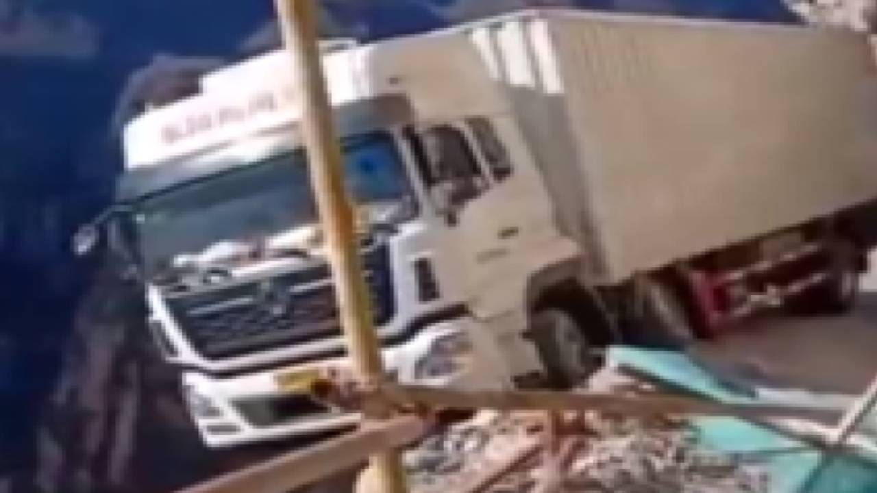 مشهد مرعب لشاحنة تنحدر على طريق جبلي ضيق بالصين