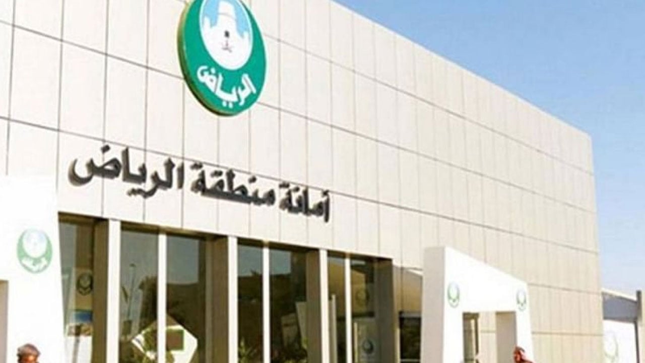 بالفيديو.. «أمانة الرياض» تضبط عمالة مخالفة حولت منزلًا شعبيًا لمصنع أحذية مقلّدة