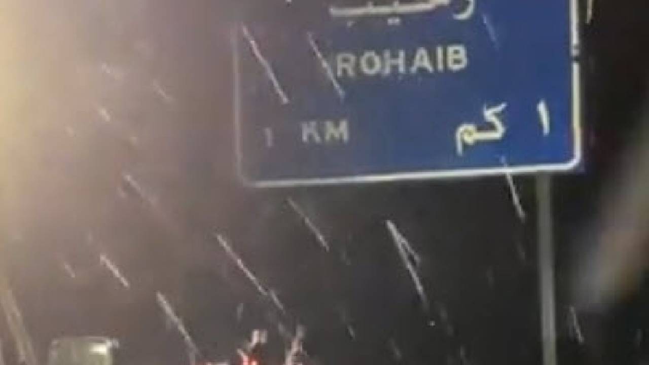 بالفيديو.. تساقط الثلوج بكثافة على مرتفعات الحرة جنوب تبوك