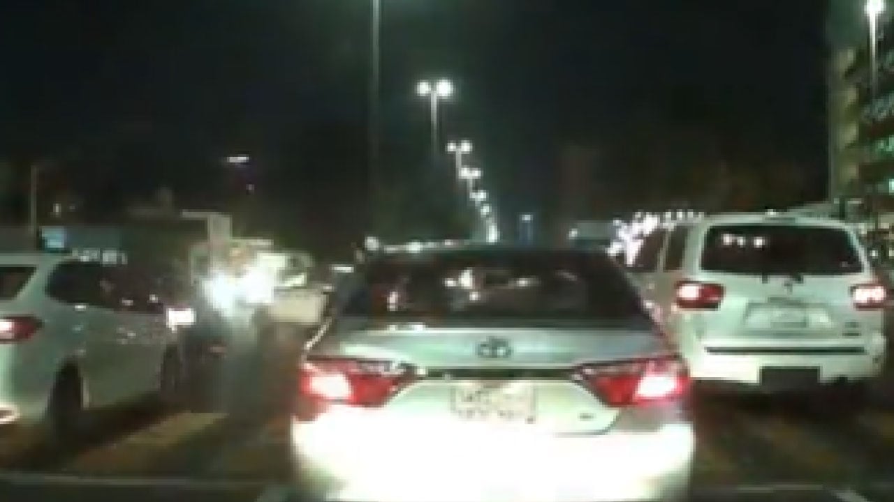 قائد مركبة يقود بطريقة متهورة.. و«المرور» يحقق