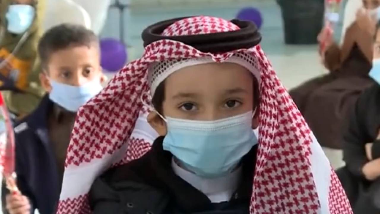 بالفيديو.. طالب بنجران يعبر عن مشاعره بعودة الدراسة وينشد قصيدة وطنية