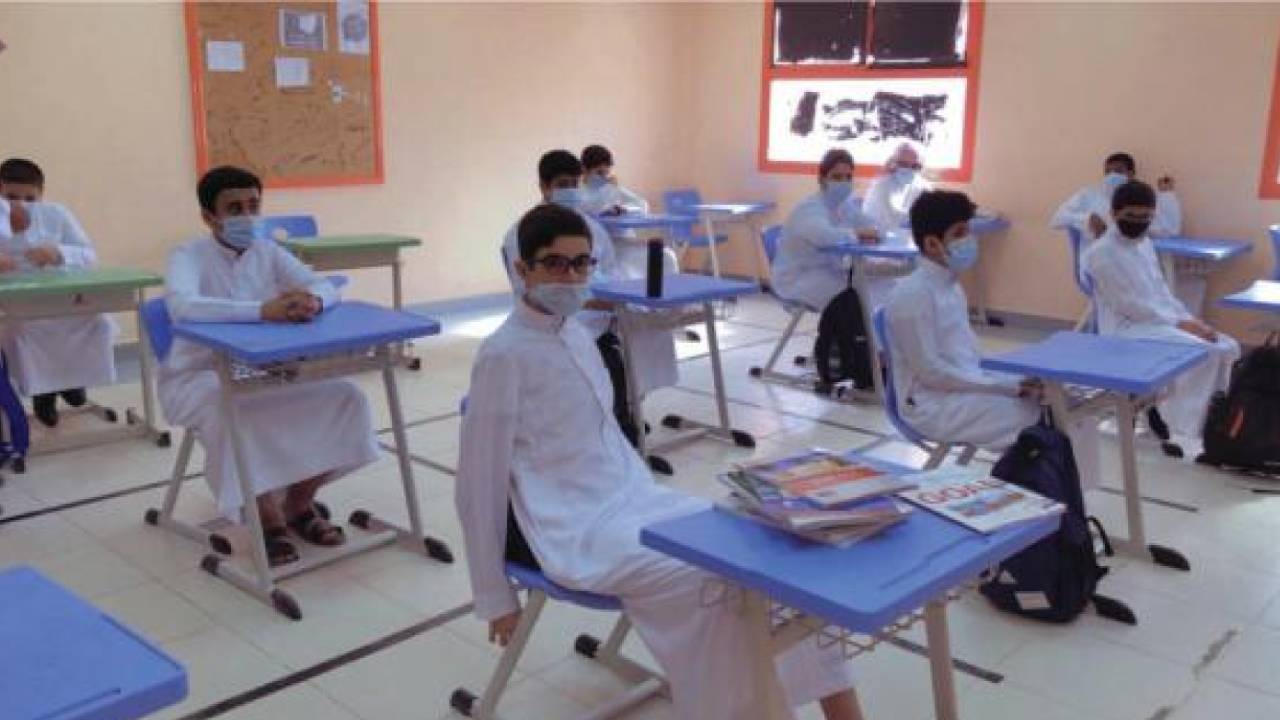 العودة الحضورية.. التعليم تكشف إجراءات التعامل مع مصابي كورونا وآليات الدراسة عن بُعد