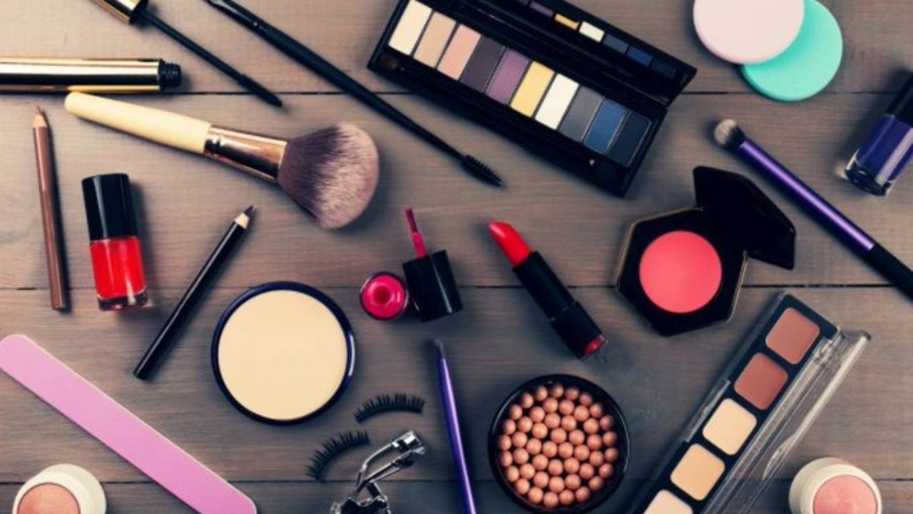 بالفيديو.. أكاديمي: مادة ليليال مستحضرات التجميل والعطور قد تُصيب بسرطان الثدي
