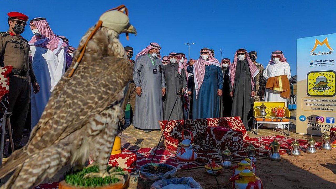 أمير القصيم يزور مهرجان الغضا للثقافة والفنون بعنيزة
