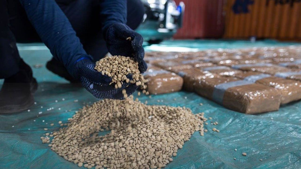 ضبط 3 مخالفين لنظام أمن الحدود بحوزتهم  1431 قرص إمفيتامين بنجران

