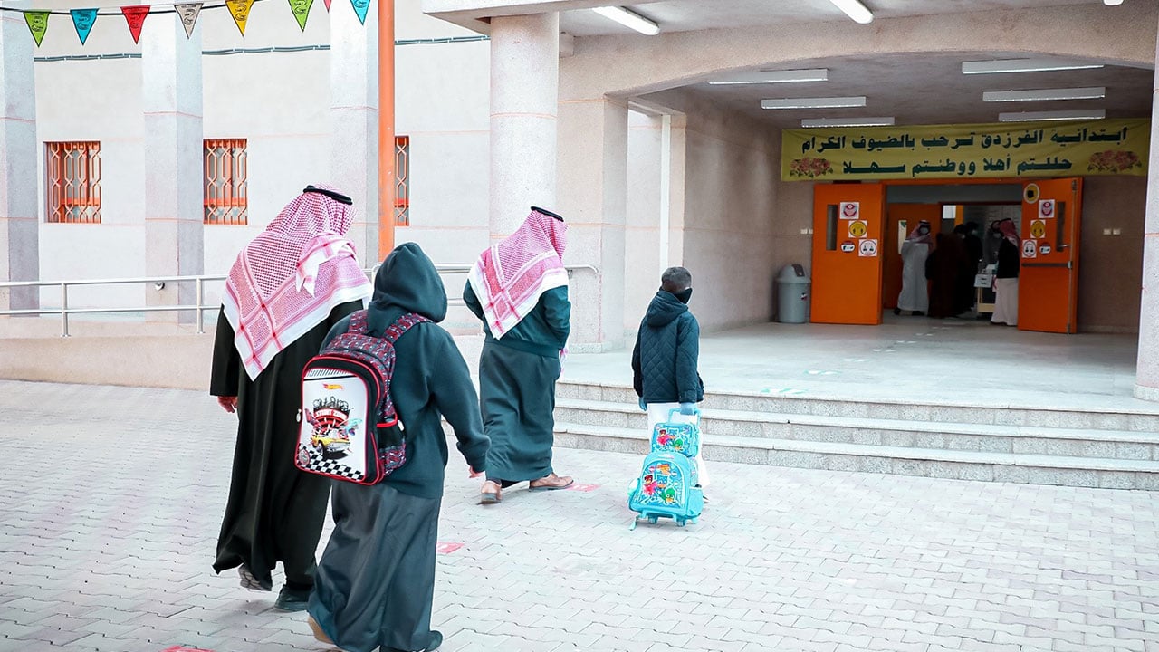 حماية المستهلك: لا يحق للمدارس ربط تسليم الكتب بدفع الرسوم الدراسية 