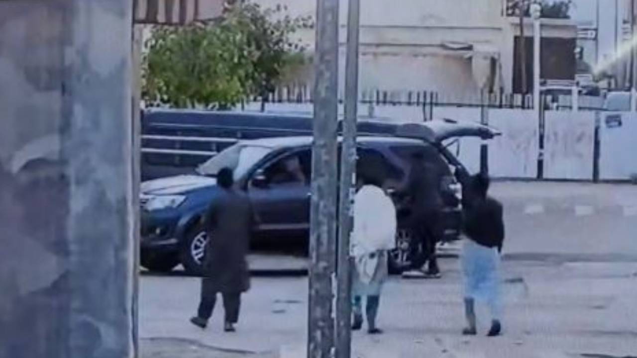 لصان يسرقان مركبة رجل مسن.. ومقطع فيديو يوثق الجريمة